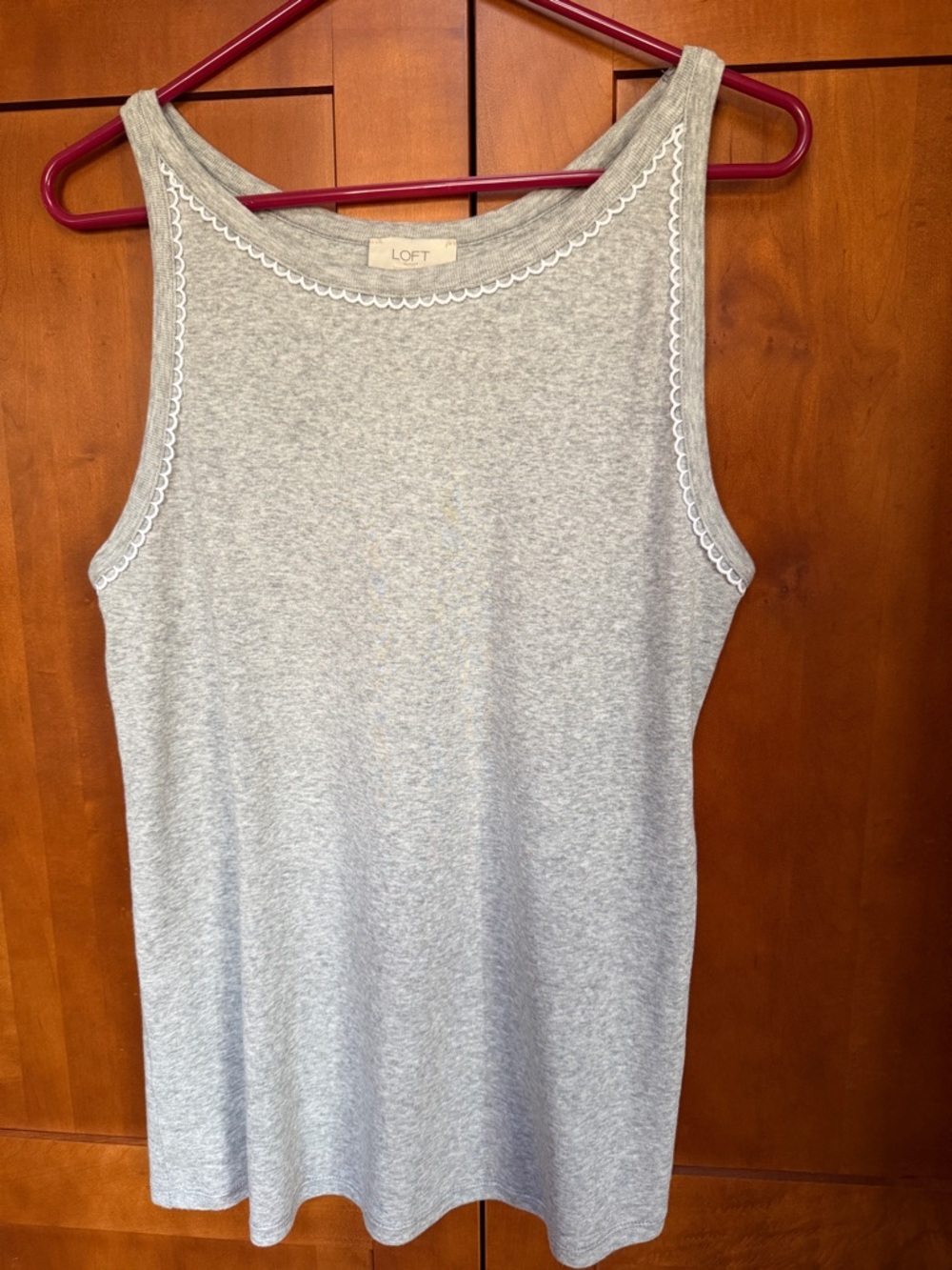 LOFT Gray Sleeveless Tank with White Scalloped Trim. XL.